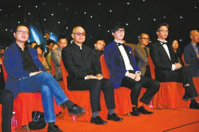 郑渊洁、刘慈欣、唐家三少等当红作家出席作家榜颁奖典礼。