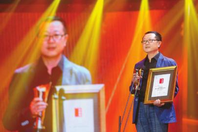 刘慈欣荣获“年度致敬作家”大奖。