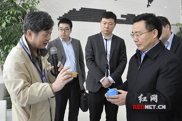 华曙高科工作人员向国家知识产权局副局长何志敏（右一）介绍3D打印技术。