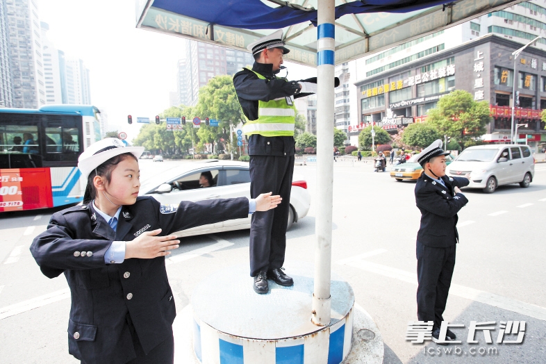 　　呵护城区畅安、倡导文明出行，孩子们也是参与力量。在芙蓉区举行的“平安小卫生”活动中，萌娃们随交警走上街头，了解路面执勤执法和疏导交通的重要性，提升了交通安全意识。       长沙晚报记者 熊伟 摄