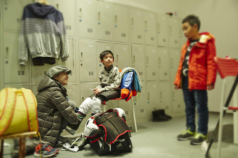 董洁为顶顶温馨换鞋