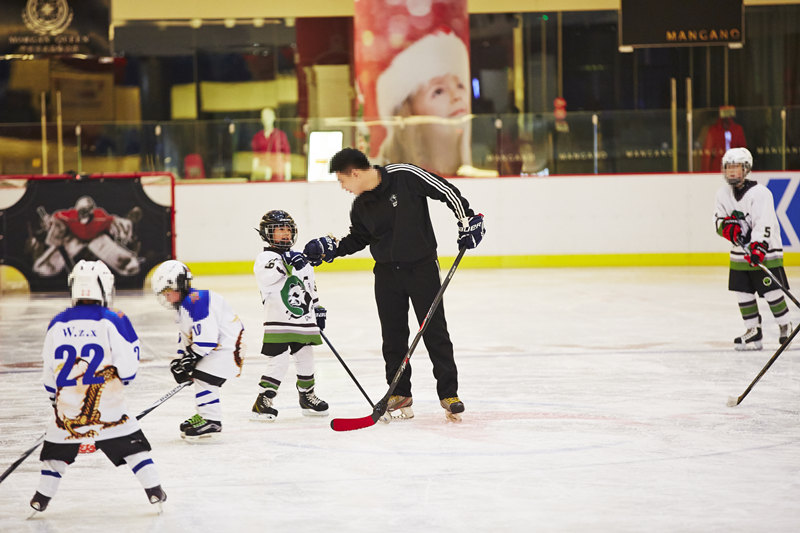 董洁现身冰球场 为儿子顶顶加油喝彩