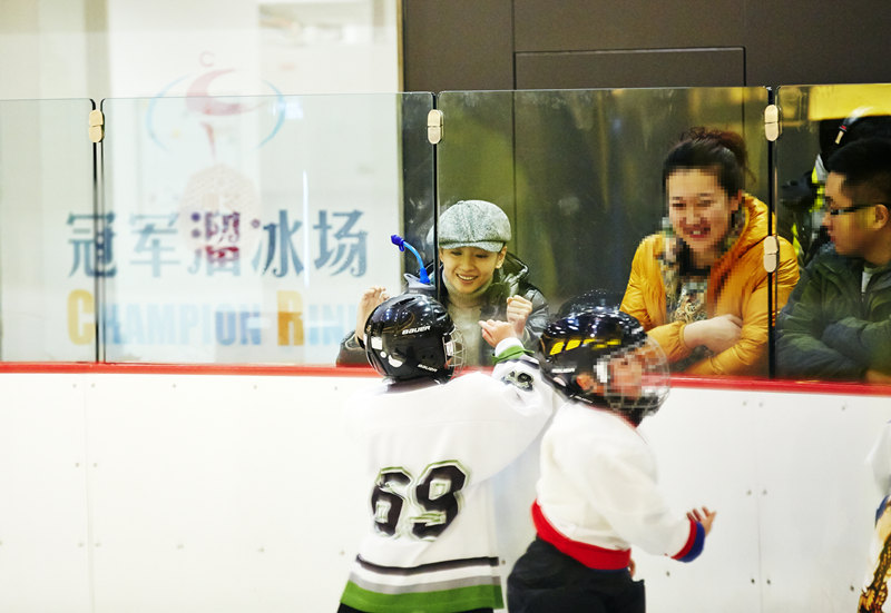 董洁给儿子顶顶加油