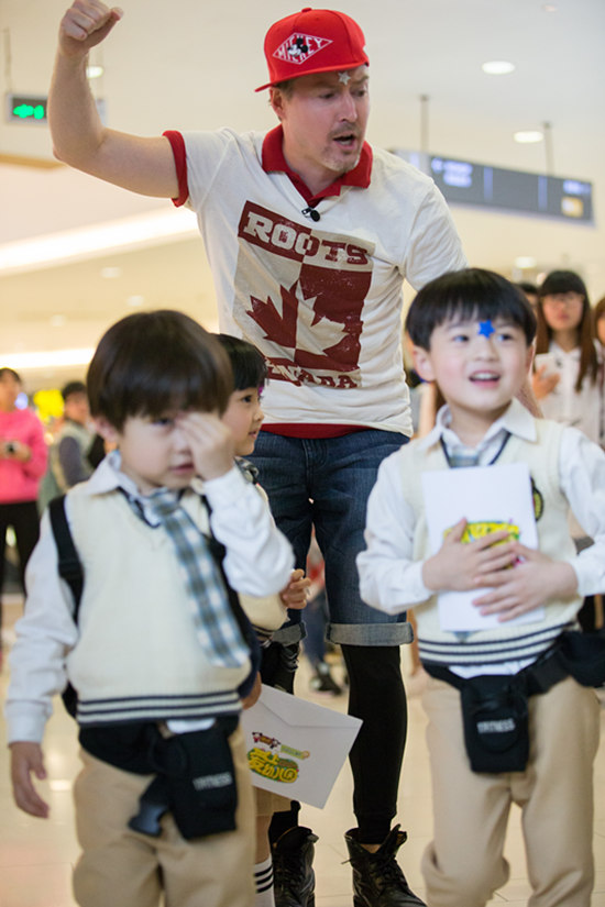 夏克立带领萌娃商场寻找接头人