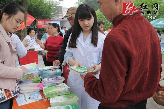 岳塘区开展全国儿童预防接种日宣传活动