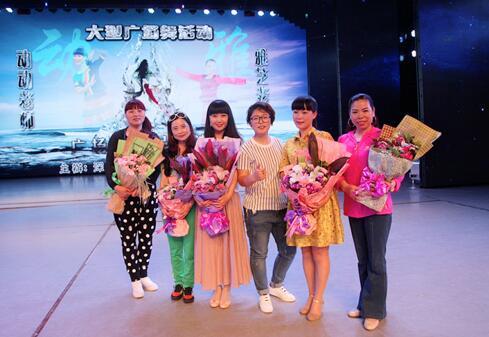 歌手唯莎赴深圳参加大型广场舞活动