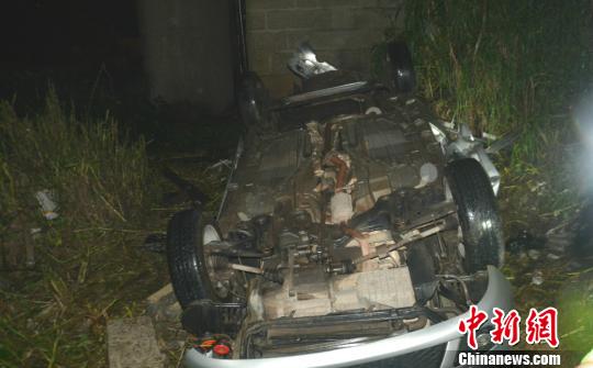 重庆一男子醉酒不惧雨滂沱驾车冲下大桥（图）