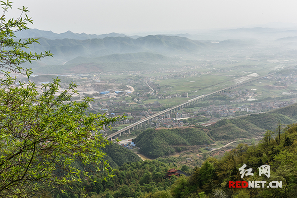 五尖山上俯瞰岳阳临湘市，立体交通格局初现。