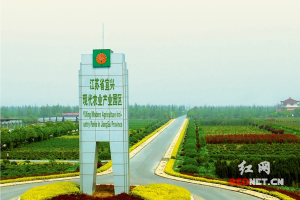 宜兴现代农业产业园区位于宜兴市丁蜀镇，东濒太湖，总体规划面积7.5万亩，核心区1.8万亩。