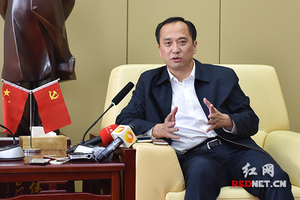 4月14日,益阳市委副书记,市长许显辉接受红网等媒体采访.