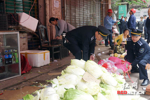 长沙芙蓉区城管部门在马王堆蔬菜批发市场违规店外经营开展专项整治。