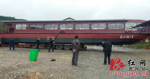 资兴首艘双体画舫旅游船
