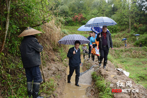 湖南省台办主任冯波带队赴邵阳市隆回县虎形山瑶族乡铜钱坪村进村入户开展扶贫工作