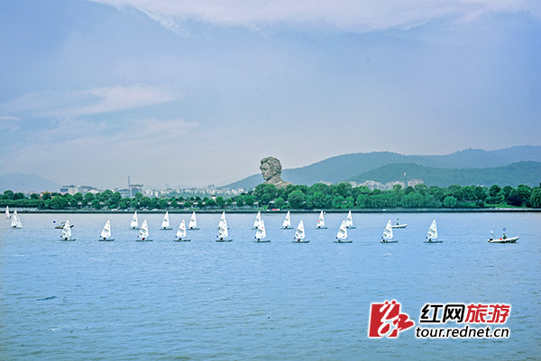 27日，2016年湘江杯国际帆船赛试水仪式和巡游彩排现场。帆船赛组委会供图