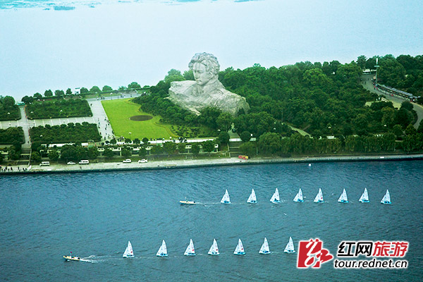 浩荡荡的船队从橘子洲头青年毛泽东雕像前经过。