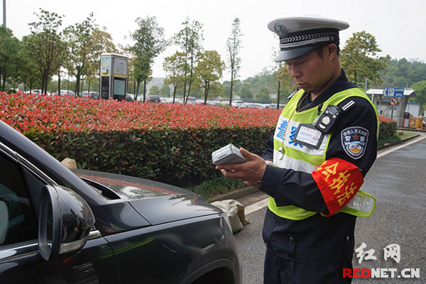 执法人员正在开罚单。