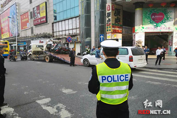 违规车辆被拖走。