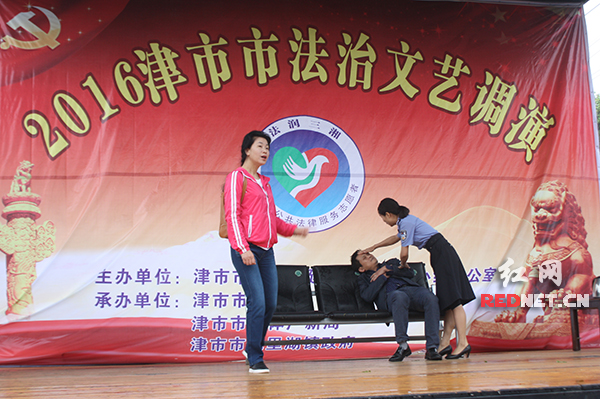 启动仪式现场表演的法治文艺节目。