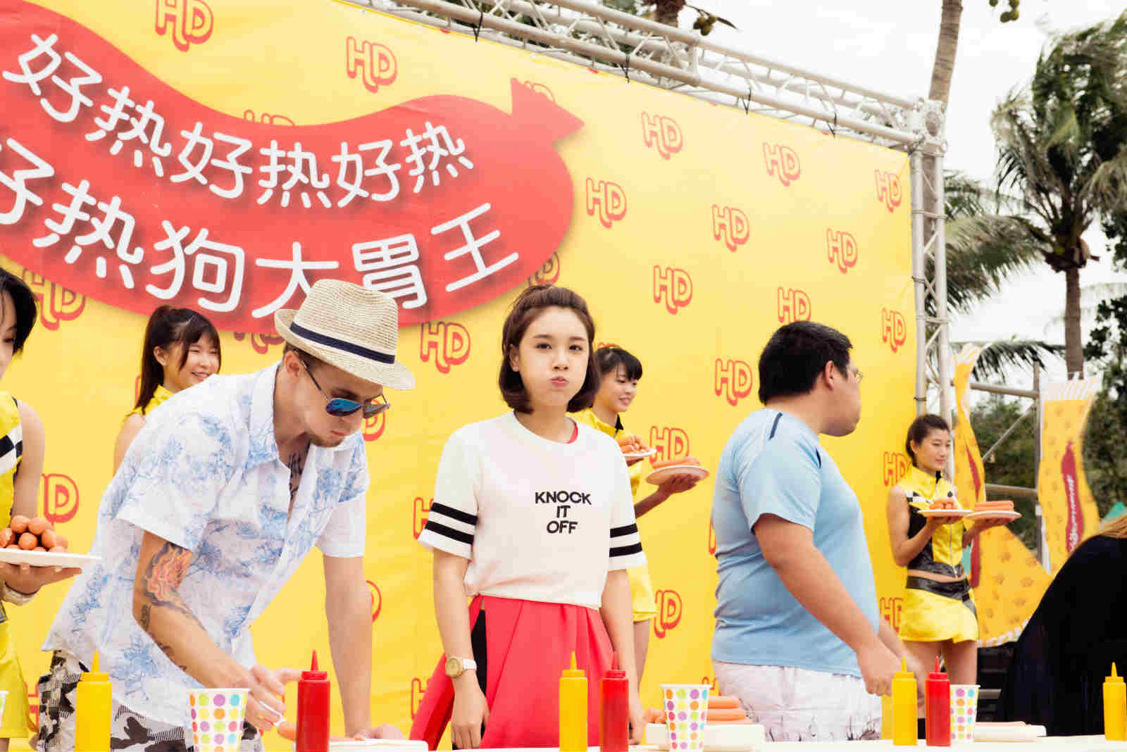 艾丽丝不顾吃相参加吃热狗大赛