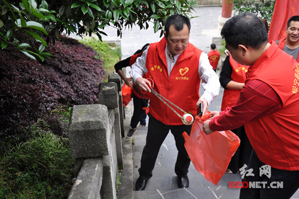 绥宁县国税局的志愿者们在清捡垃圾。