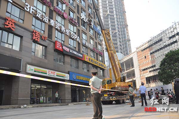 28日上午，长沙雨花区城管人员对万博汇小区违规设置且存在安全隐患的广告招牌进行拆除。