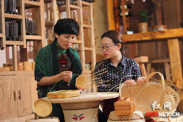 非遗馆内的竹编手艺人在安静地创作。