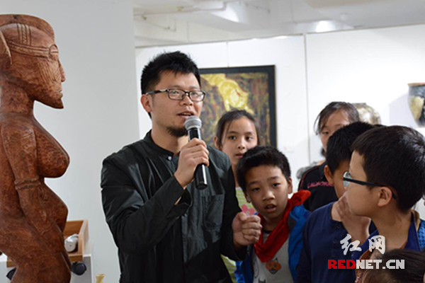 刘晓勇在主题为“陶艺之美”公益讲座中，给学生讲解如何在陶艺作品中表现美。