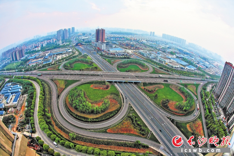 　　用公园的理念建设长沙入城口，在长永与京港澳高速互通，绿地园林在匝道的切割下宛如一只欲振翅的绿蝴蝶。