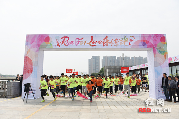 消费节第一个主题活动是乐活跑,参赛者进行趣味闯关跑后,将获得商户大礼包。