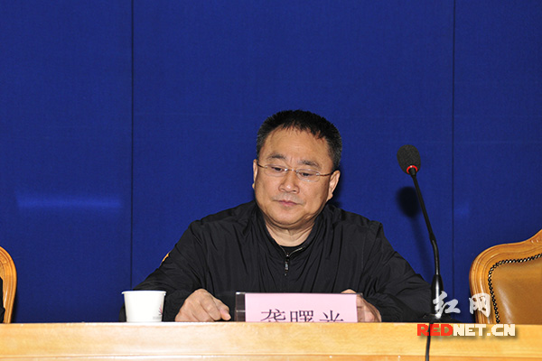 湖南出版投资控股集团党委书记、董事长龚曙光作动员讲话。