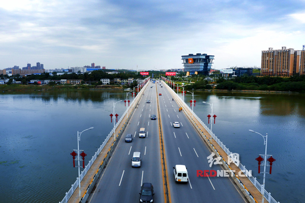 2016年是“十三五”开局之年，宁乡经开区在加速换挡中保持奔跑的姿态，掀起招商引资、项目建设的热潮步入经济发展新常态。