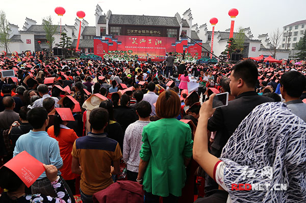 29日，“笑满三湘——送欢笑下基层”文艺惠民演出在湘西自治州泸溪县浦市古镇举行。
