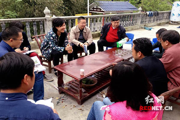 湖南联通扶贫人员指导古丈县排若村民开微店销售茶叶。　　﻿﻿