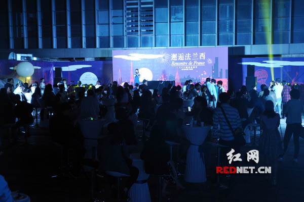 4月28日晚，由长沙ICITY美好生活中心和《晨报周刊》联合举办的邂逅法兰西·云尚空间屋顶派对在长沙举行。