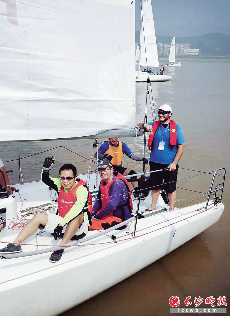 　　参加比赛的帆船选手向观众挥手致意。　　长沙晚报记者  邹麟 摄