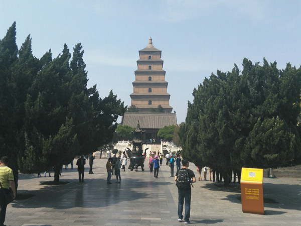4月29日，西安天气晴热，游客在大雁塔景区游览。（来源：微博）