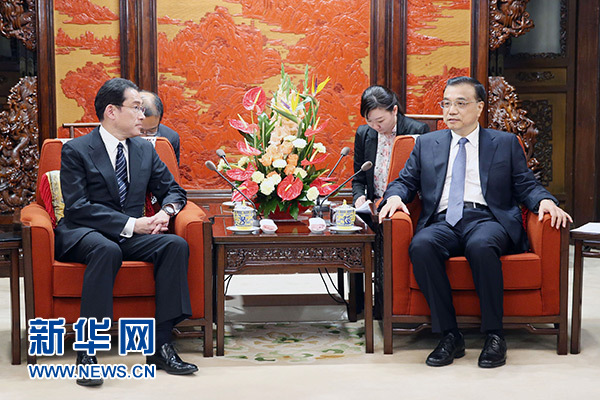  4月30日，国务院总理李克强在北京中南海紫光阁会见来华访问的日本外相岸田文雄。 新华社记者 姚大伟 摄