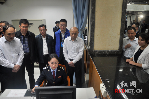 湖南省全面推开营改增试点，于5月1日零时开出第一张增值税发票。