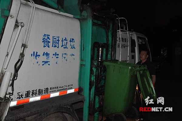 4月30日晚，湖南联合餐厨垃圾处理有限公司工作人员正往一辆餐厨垃圾收集专用车上装垃圾。
