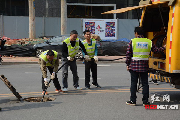 5月1日上午，天心区市政工人正在进行管道维护。