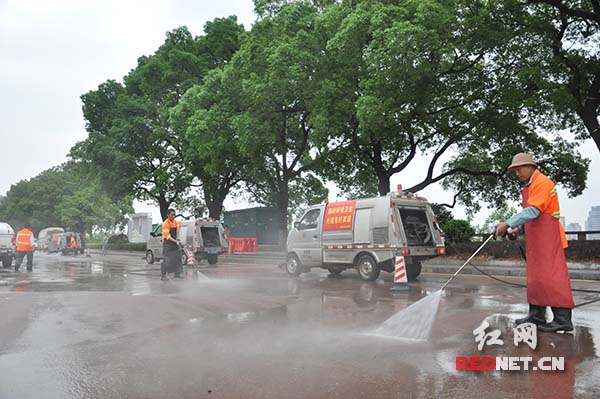 5月2日，开福区环卫工人对沿湘江风光带路面进行清洗。