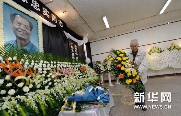4月30日，读者在陈忠实追思堂献上花篮表达哀思。当日，社会各界干部群众前往西安陕西省作家协会追悼著名作家陈忠实。中国作家协会副主席、著名作家陈忠实于4月29日在西安逝世。陈忠实创作的小说《白鹿原》获第四届茅盾文学奖。 新华社记者 李一博 摄