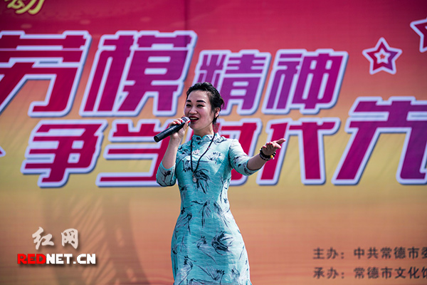 女声独唱《小城风光》。