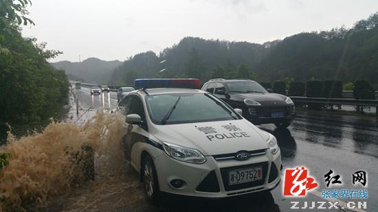 强对流天气影响通行 高速交警全力疏导