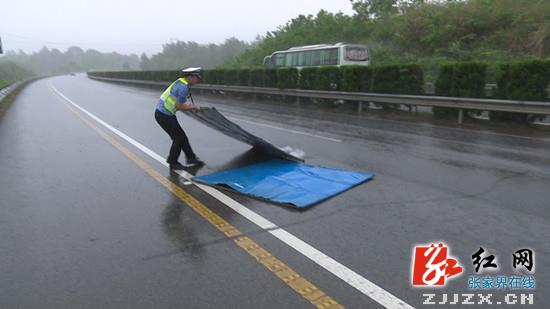 强对流天气影响通行 高速交警全力疏导