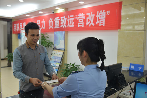 岳阳帝源精细化工有限公司财务人员从岳阳楼区国地税联合办税服务厅工作人员手中接过发票。