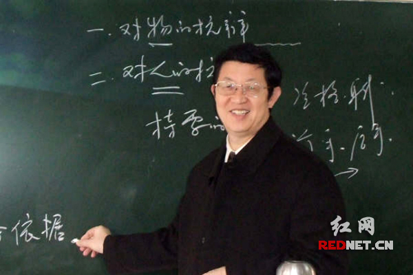 杨峥嵘教授给学生上课