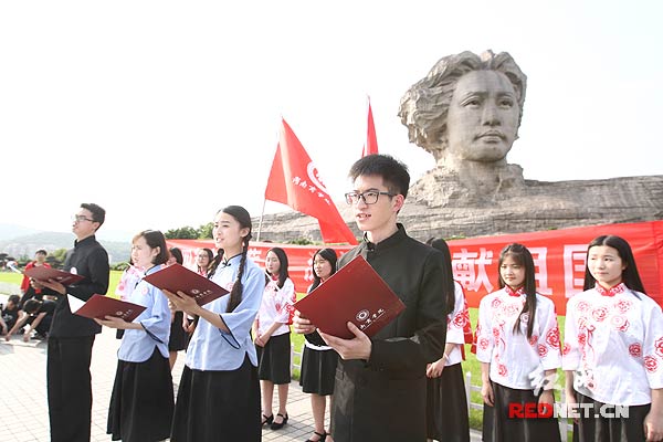 师生们在青年毛泽东雕像旁，通过朗诵、书法、合唱爱国歌曲等形式，庆祝第97个青年节的到来。