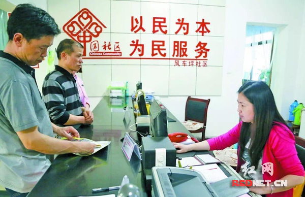 市民在社区办理居民健康卡。