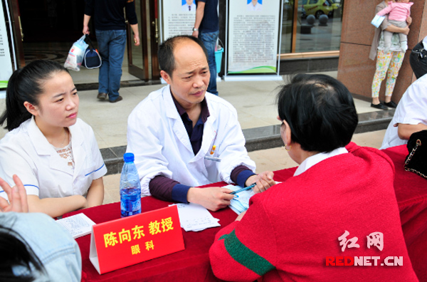 眼科副主任陈向东教授指导患者用眼健康。